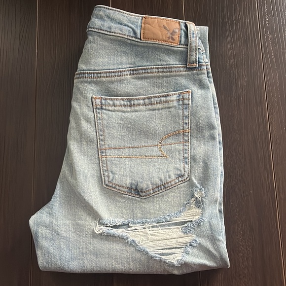 NWOT AMERICAN EAGLE Vintage hi-rise Light-wash Distressed Jeans (STRETCH) - Picture 1 of 10